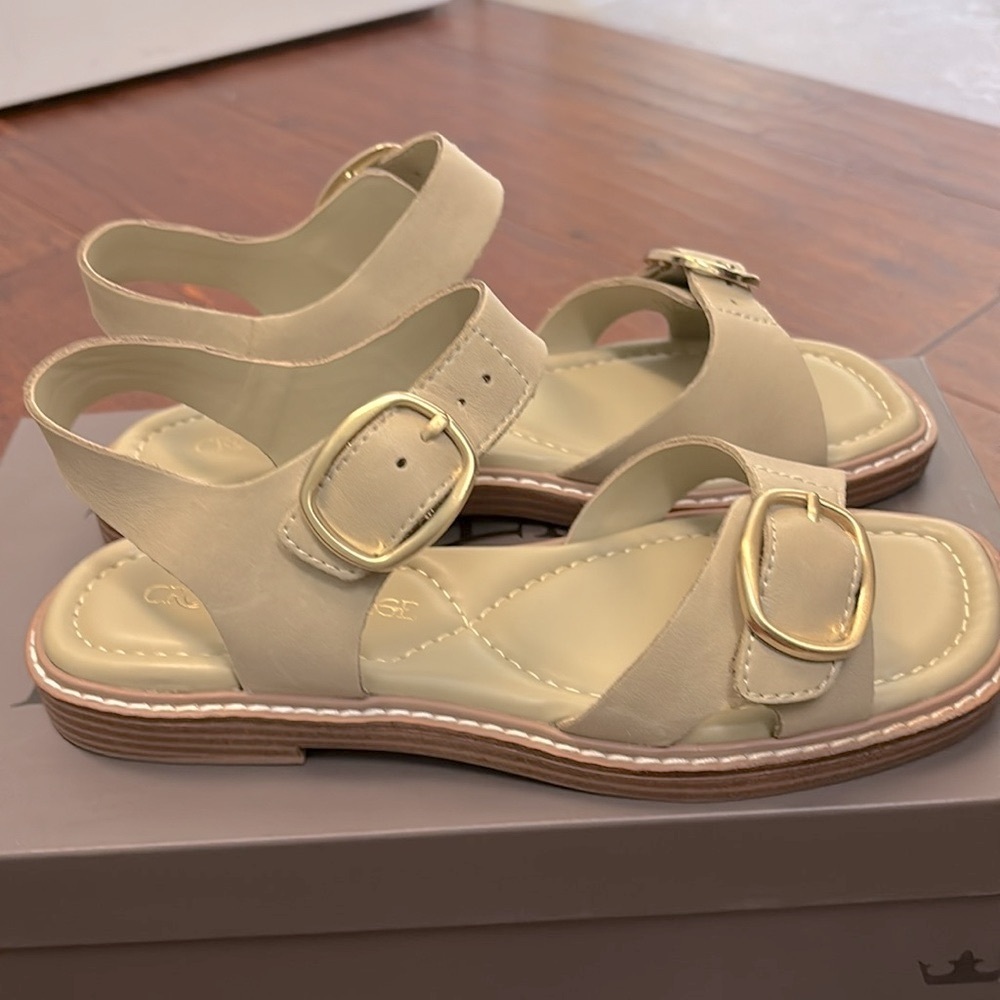 Crown vintage beige sandals size 7.5